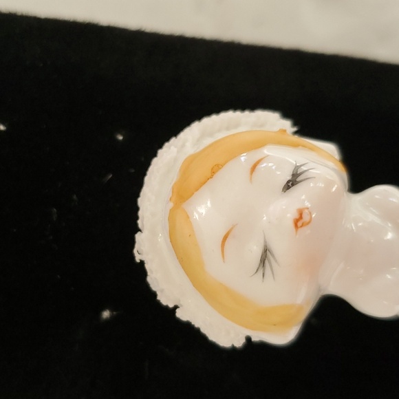 Vintage Dan Brechner Miniature Kissing Bride and Groom Figurines - Picture 8 of 10